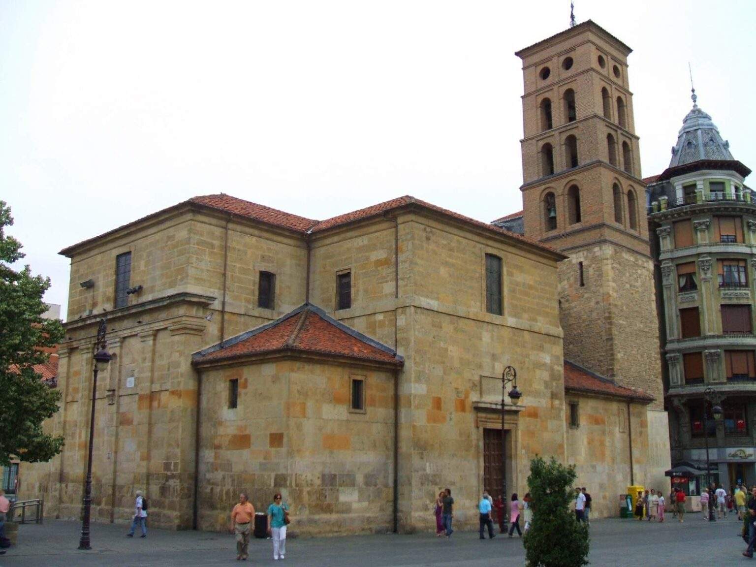 templo-parroquia-le-n-horario-de-misas